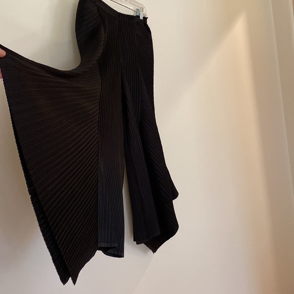 Beautiful Black Pants that flare out - Picture 3 of 3